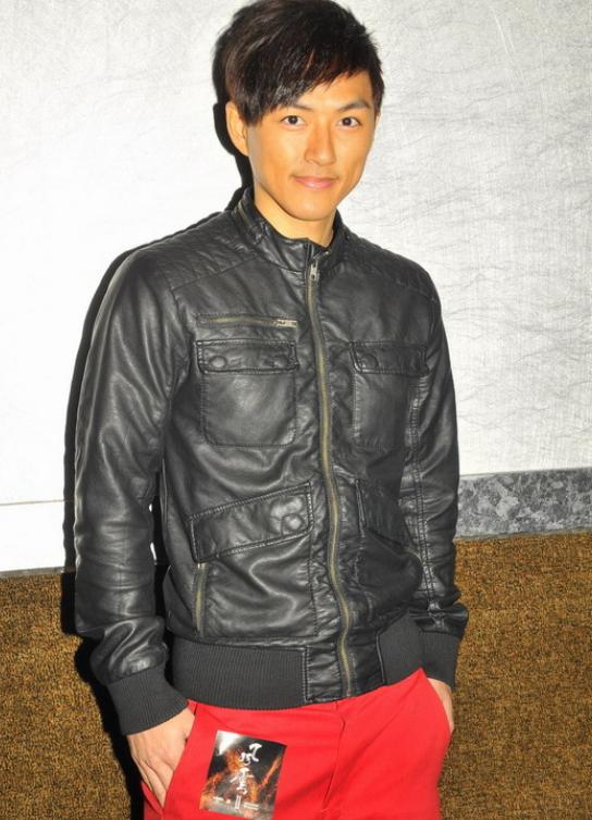 43岁还在演纯情少年？糊了的“花弄影”，为何沦为烂片主角？