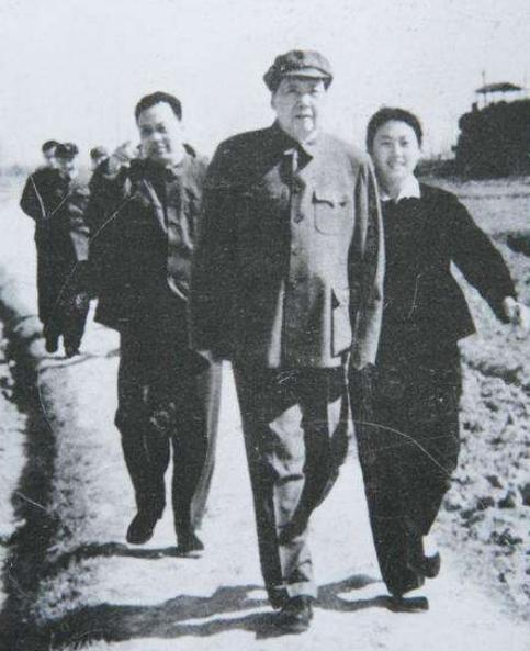 为毛主席牵马的红军去世，没人告诉毛主席，后来他亲自去墓前悼念