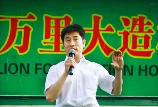 “万里大造林”的*相贵陈**：开悍马花182万买手机号，08年成阶下囚