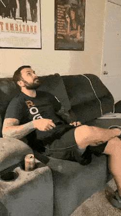 妹子，你的背的包很别致啊，旁边兄弟盯得眼都直了，哈哈哈哈哈哈