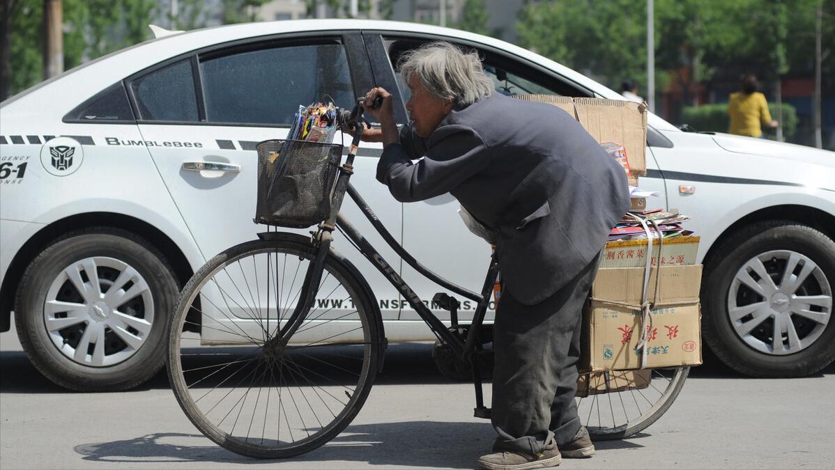 中年人弯腰驼背怎样引起的,老年人弯腰驼背是正常现象