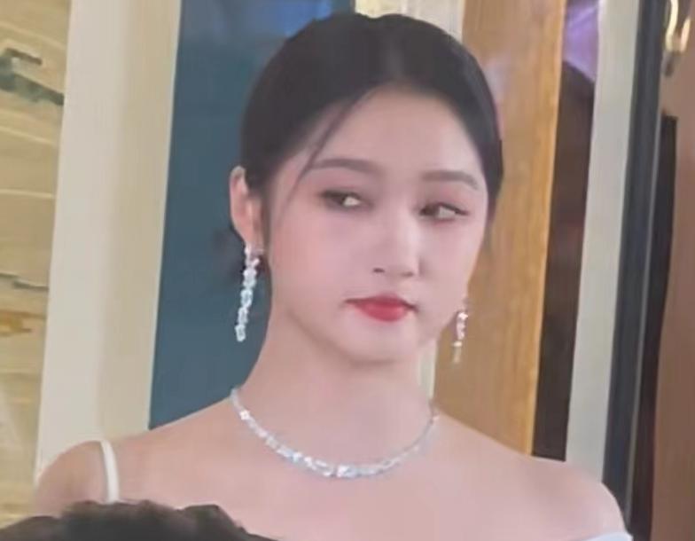 关晓彤最新照片女人味十足,关晓彤精修机场生图半身造型