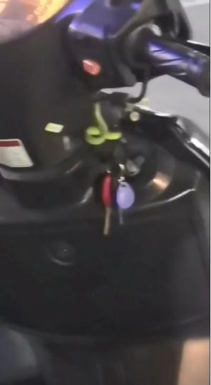 男子在电瓶车上发现一条小青蛇,男子凌晨玩蛇被人咬