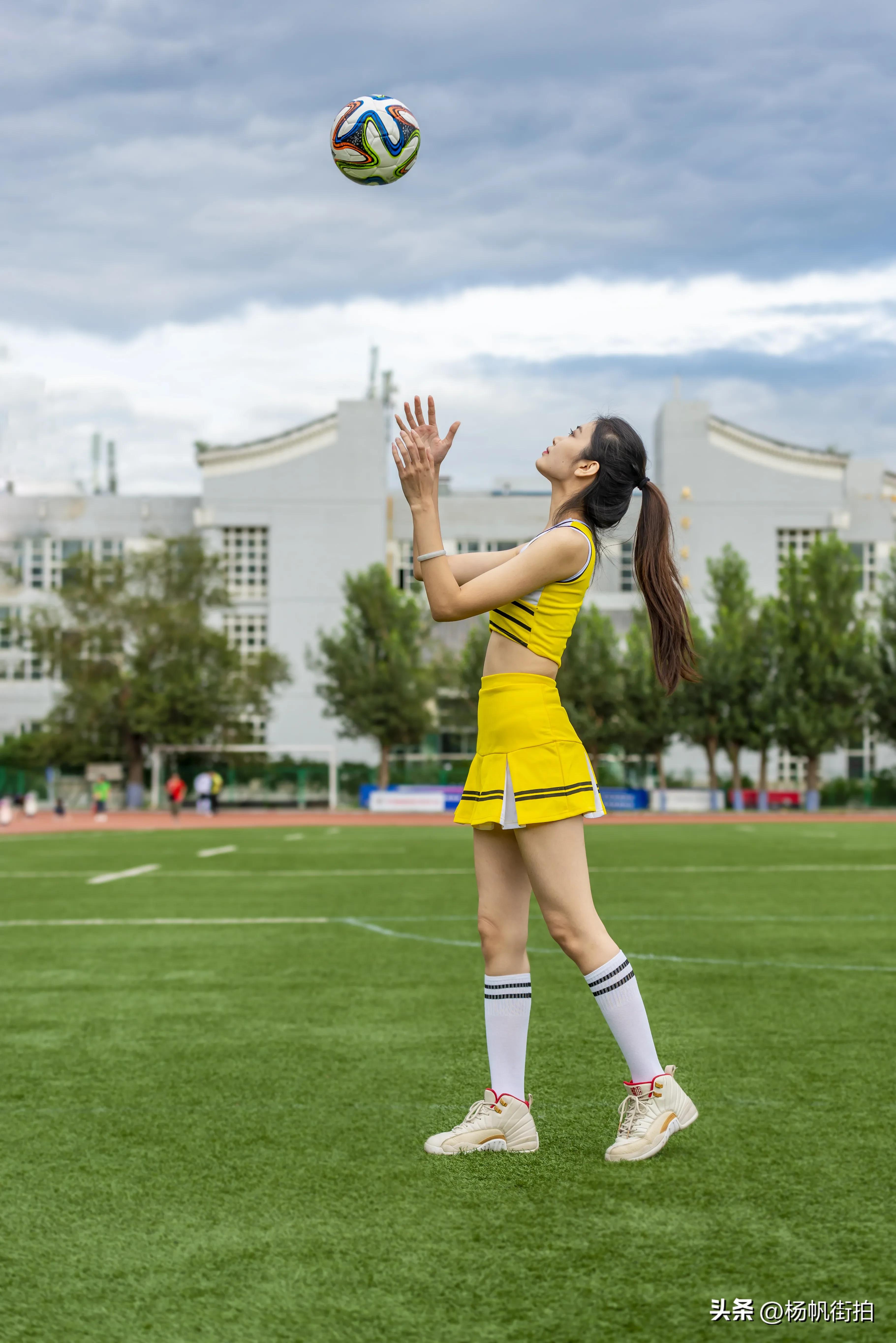 看世界杯拍照女生,世界杯看球赛美女