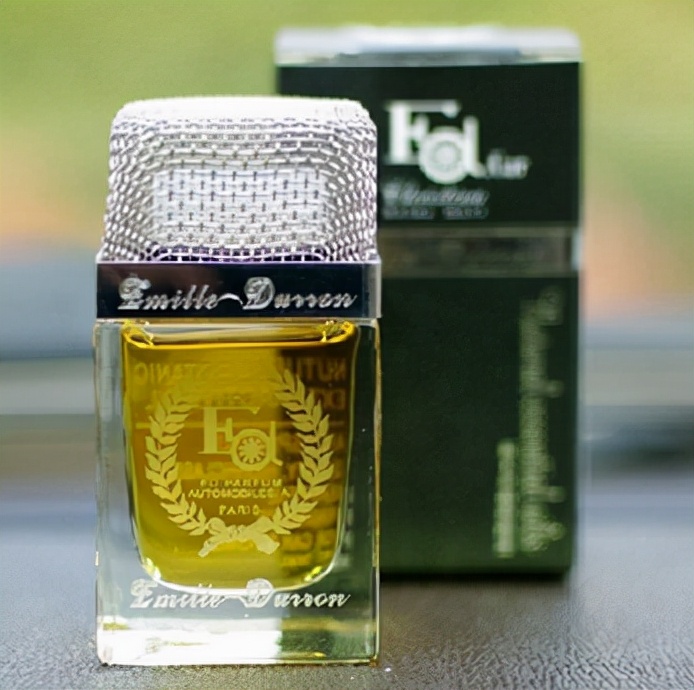 车上异味大适合放什么样的香水,车内有异味用什么香水比较好