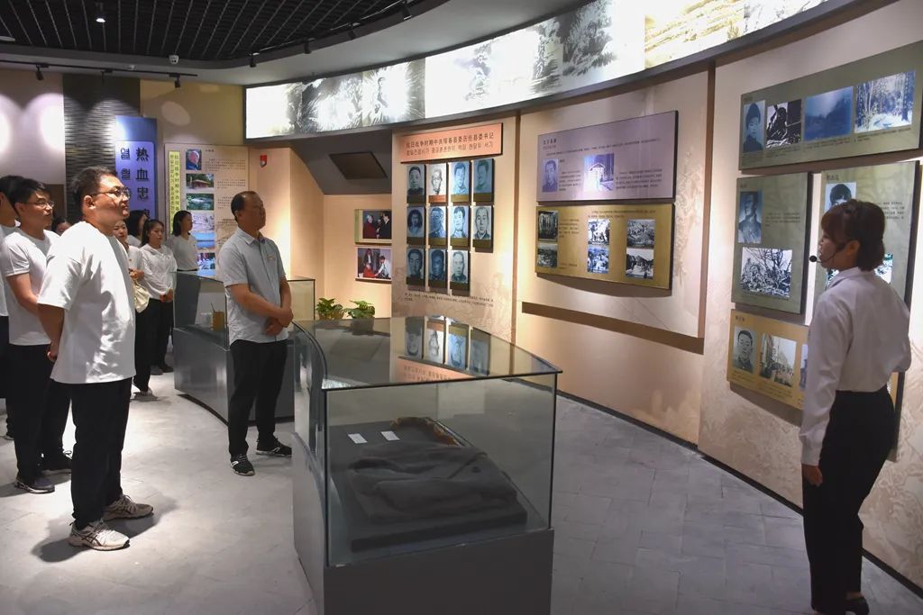 忆峥嵘岁月厚植爱国情怀作文,铮铮铁骨爱国情怀