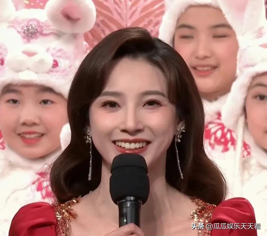 口胡、二本毕业,这3位年轻普通的女主持人凭什么能主持央视春晚?