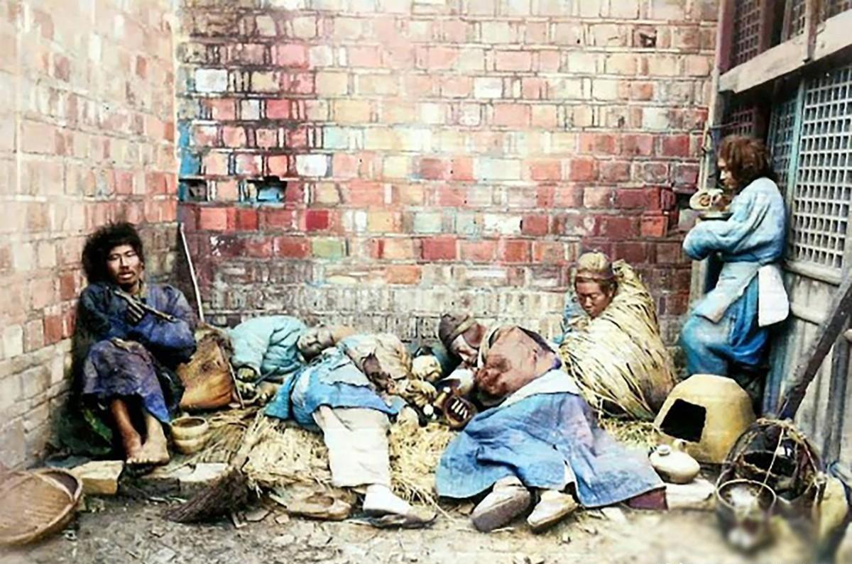 30张日本大*杀屠**罪行照片，日军闯入民宅祸害妇女，这就是罪证