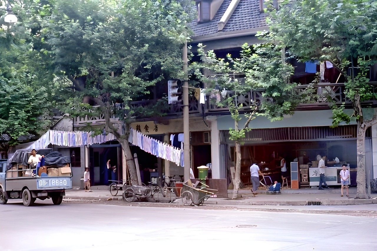 八十年代的上海老照片,踩在东海沿岸闪耀着无与伦比的繁荣骄傲