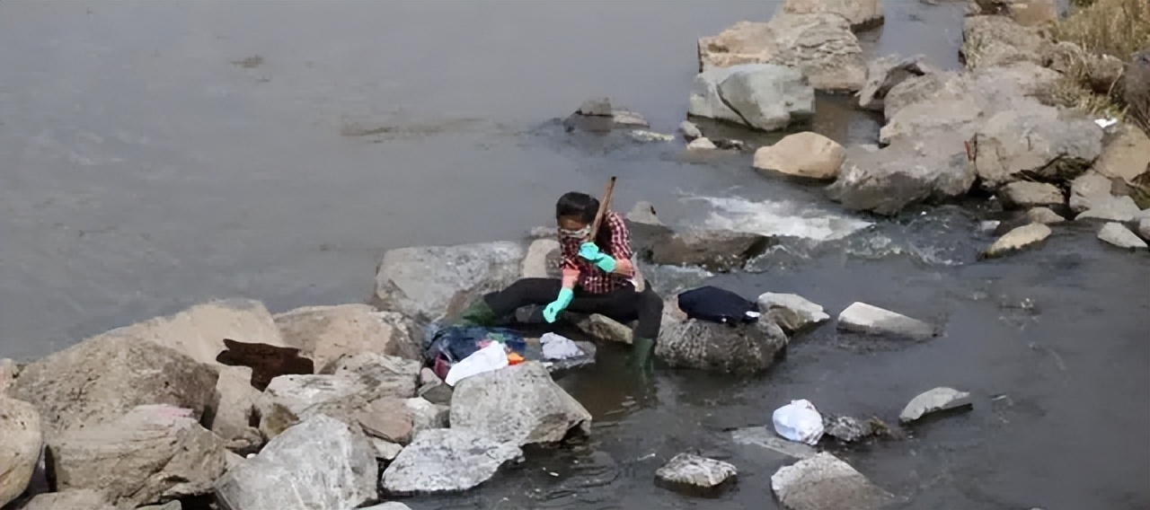 农妇洗衣服,农妇河边洗衣服引争议