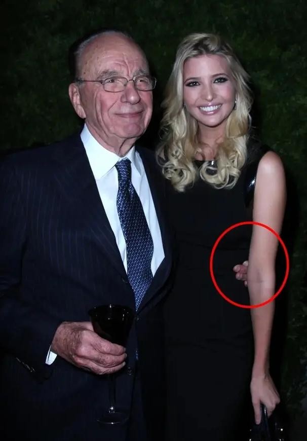 伊万卡的害羞时刻：被89岁默多克搂住小腰，甜美一笑胳膊绷得笔直