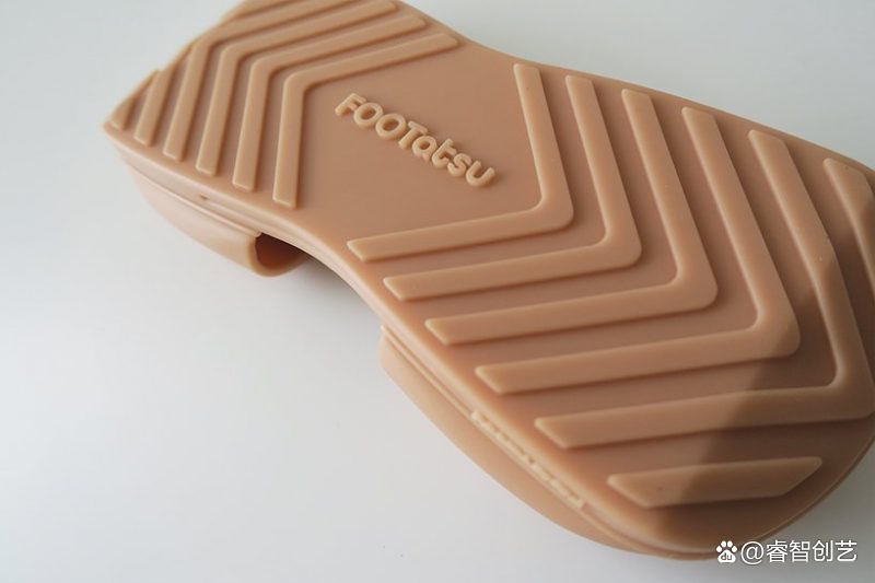 今天换鞋啦！设计师CameronSnelgar打造「双向拖鞋FOOTatsu」