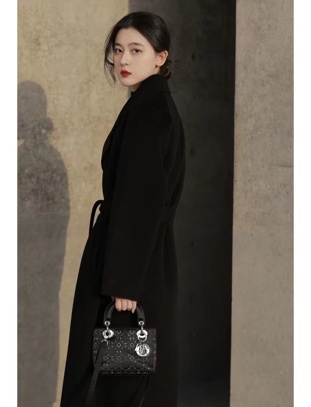 黑色羊绒大衣搭什么色的围巾好看,男士黑色羊绒大衣配什么裤子好看