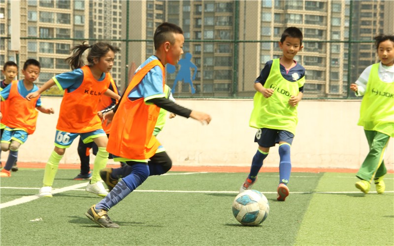 西山区校园足球联赛比赛,昆明市西山区芳草地国际小学