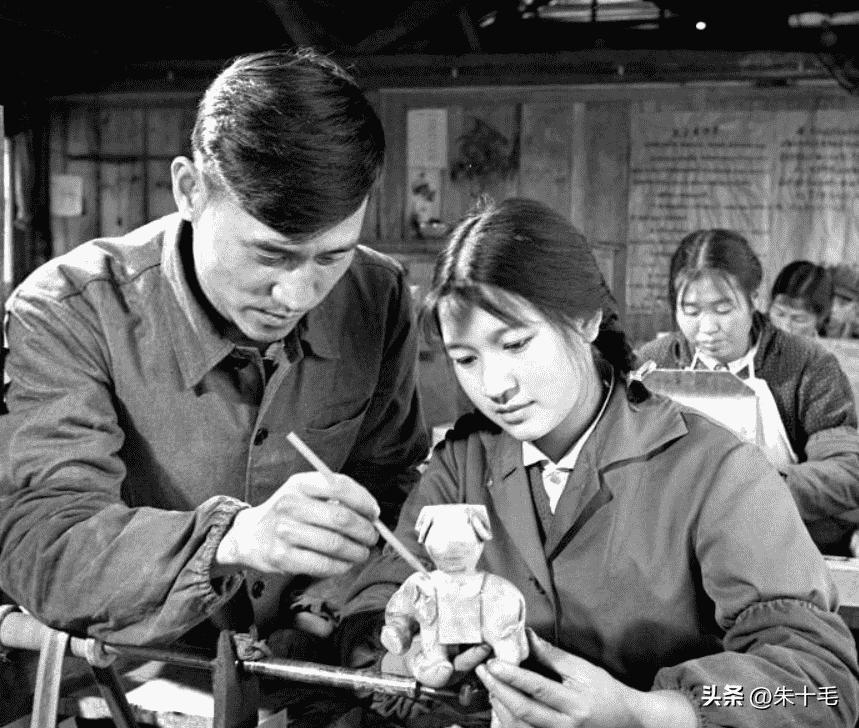 日军兽行照片:当着父亲的面玷污他女儿,临走还残忍割下妻子乳房