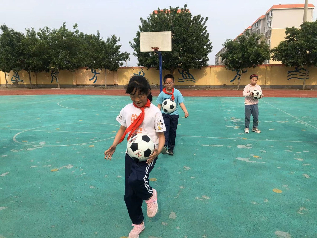 足球颠球专项活动,小学足球颠球比赛