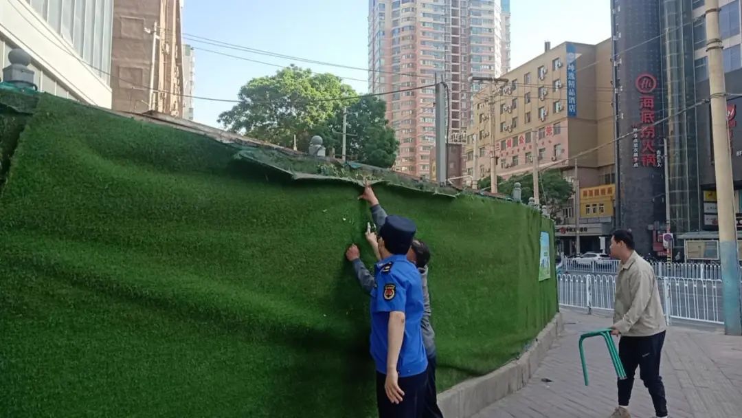 兰州城管执法在行动,兰州市城管市容中队清除橱窗广告