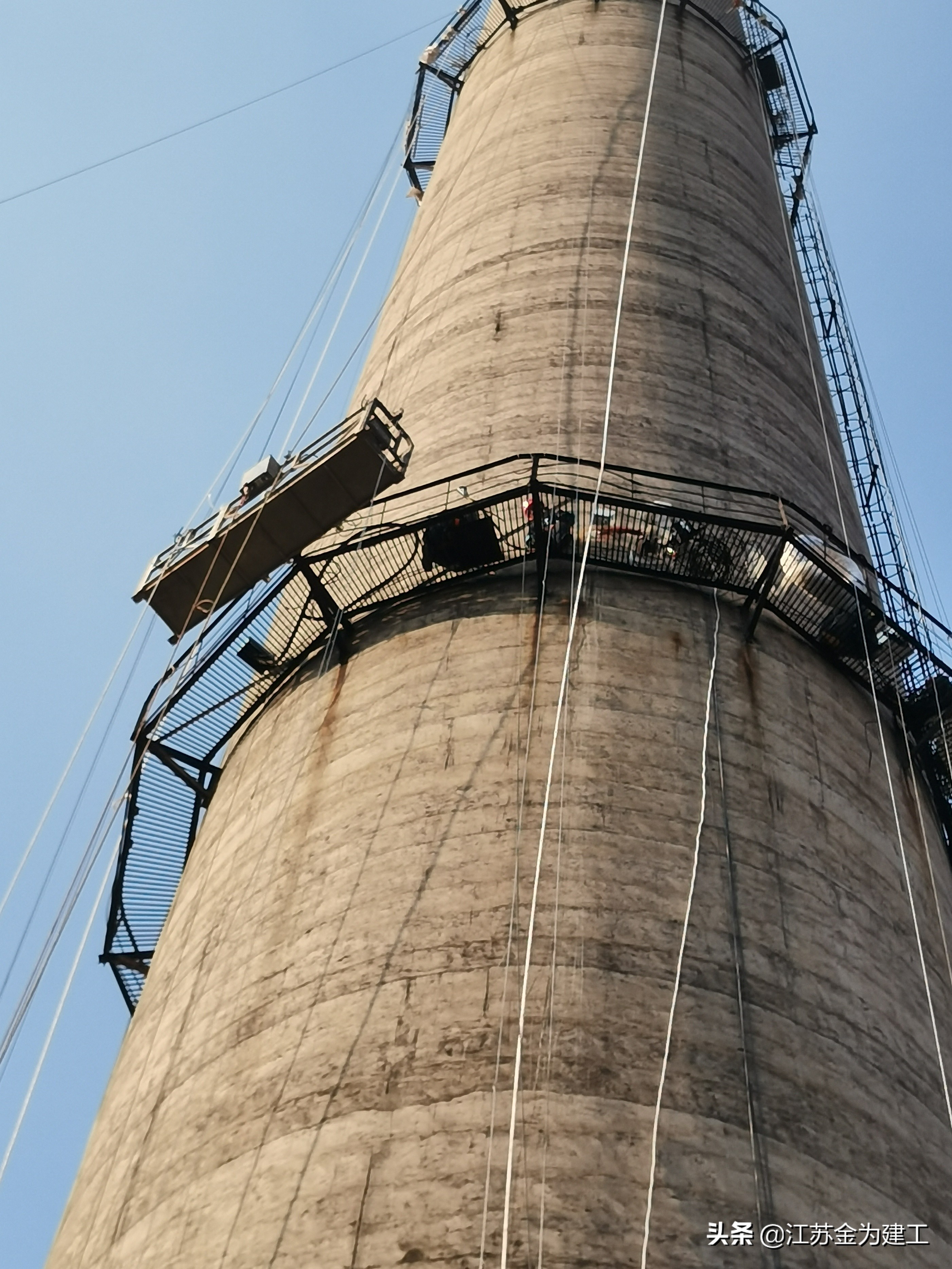 混凝土烟囱安装旋转梯与平台,专业混凝土烟囱安装转梯平台