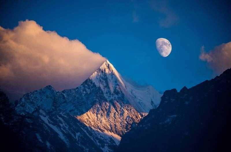 75首古诗中描写月亮的诗句有哪些,李白写的与月亮有关的诗有多少首