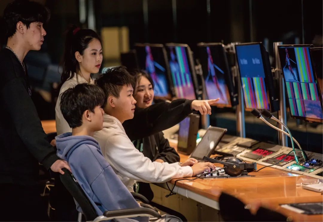 毕业生被“抢”，在校生被“盯”，沈阳城市学院学生怎么了？