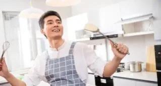 月薪8000男保姆,男保姆一年工资多少