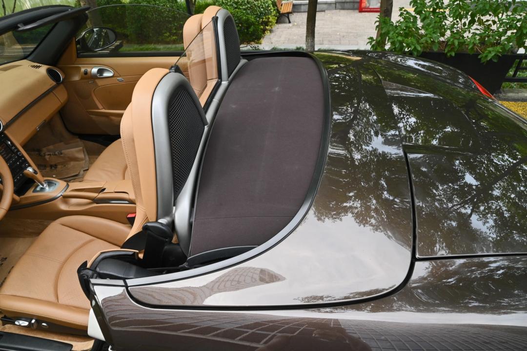 不到20万,入手二手保时捷敞篷车,中置后驱,贴地飞行