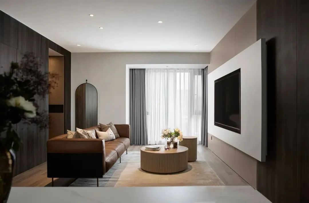 卧室暗色背景墙木饰面,木饰面装修暗色房间搭配效果