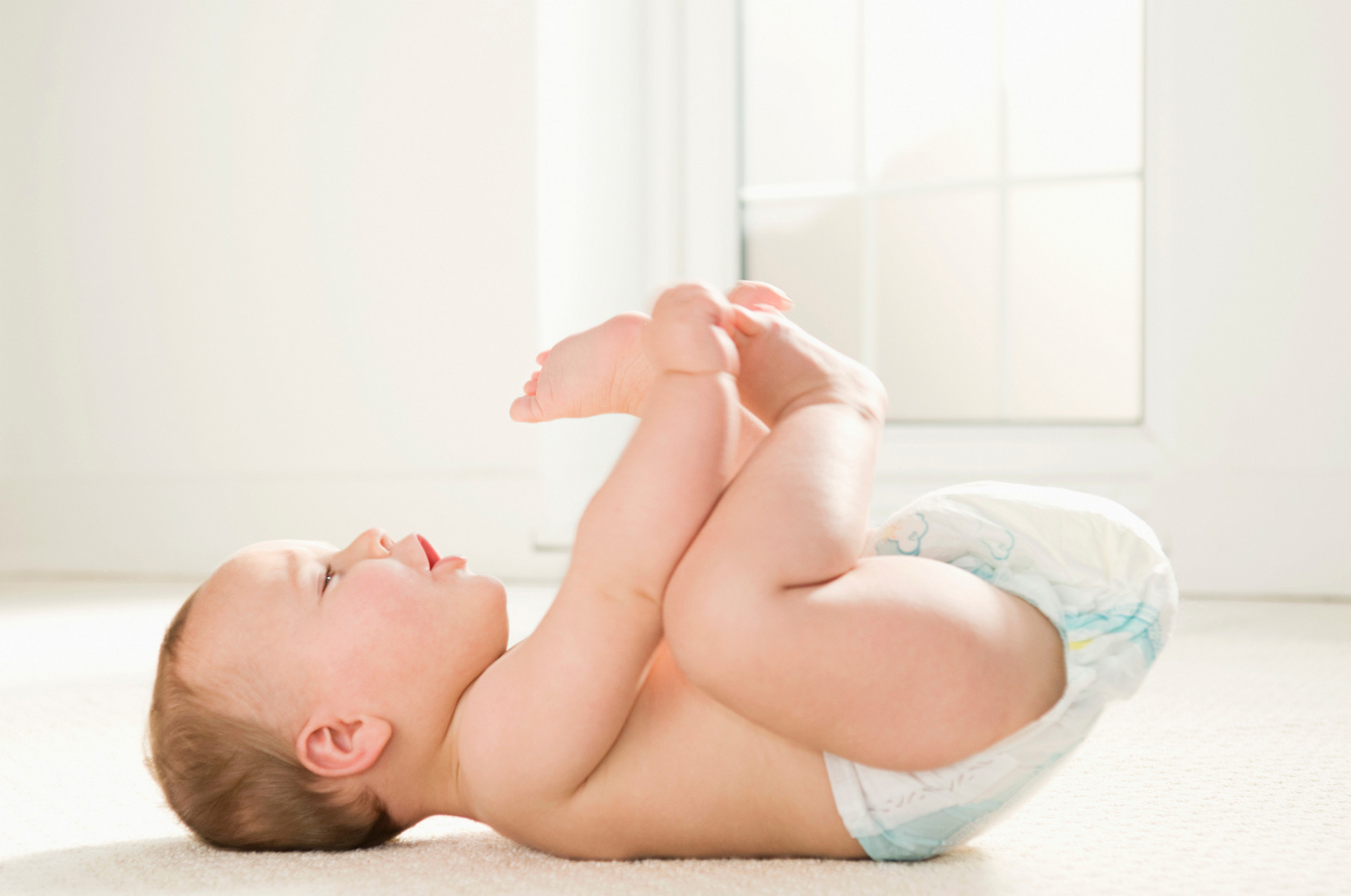 洁癖小姨带娃三天，孩子哭着不拉尿，妈妈拉开娃的裤子一看吐了