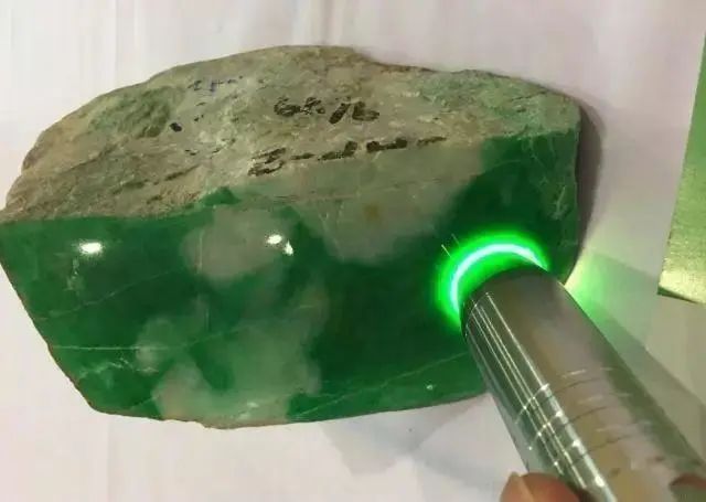 翡翠直播买的原石怎么维权,直播间买翡翠原石被骗了怎么办