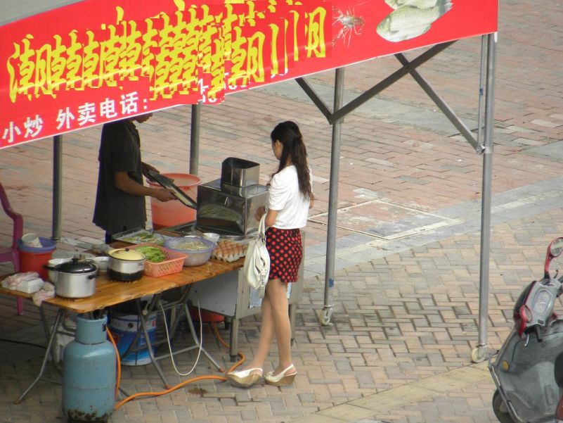 美少女在街边买肠粉，背影漂亮，让路人流连忘返！