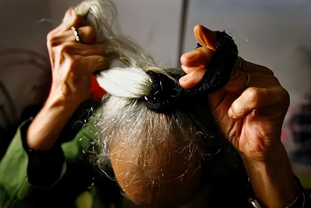 广美裸模爷爷，曾抗美援朝，拾过荒，中过毒，有90后女友