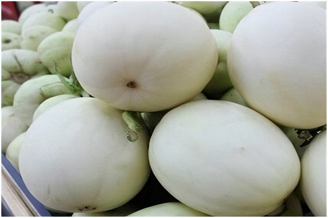 买香瓜是白绿皮还是黄皮好,香瓜选瓜脐凸出来的还是凹进去的