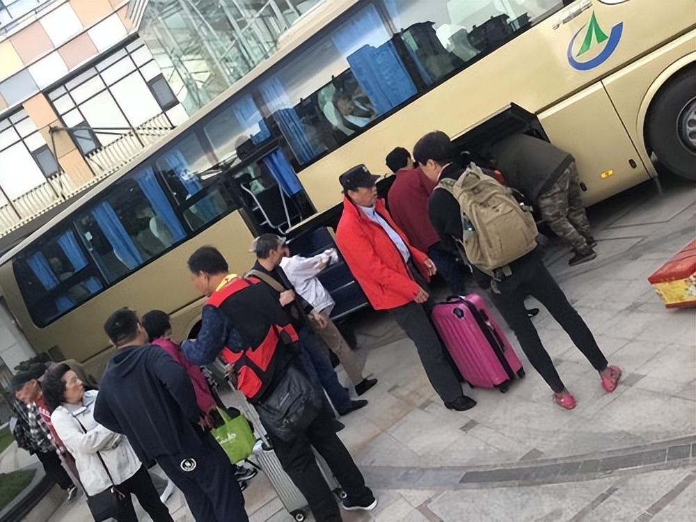 48岁导游中暑后去世,北京导游中暑身亡事件