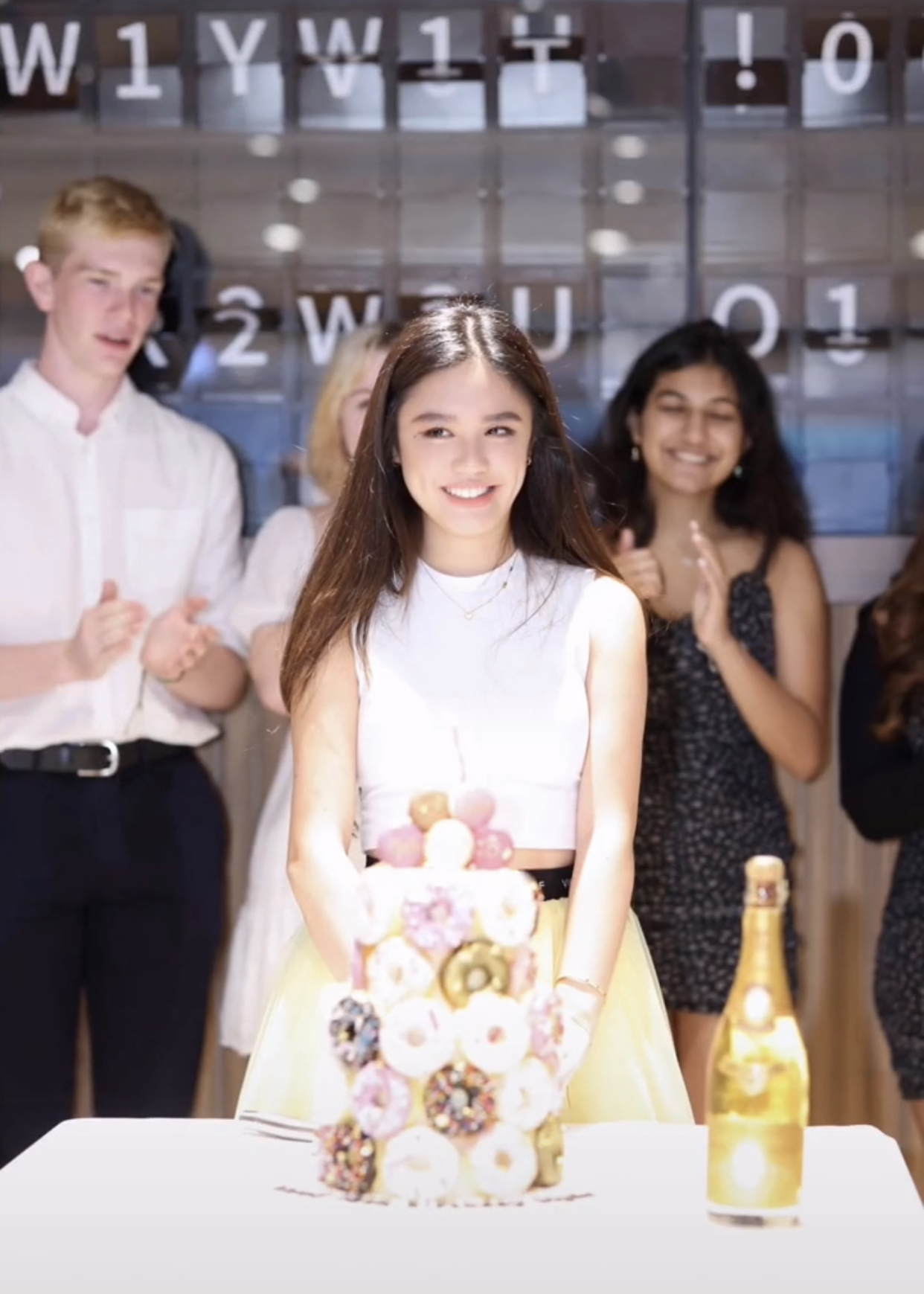 钟镇涛22岁女儿为继母庆祝,钟镇涛71岁大寿视频