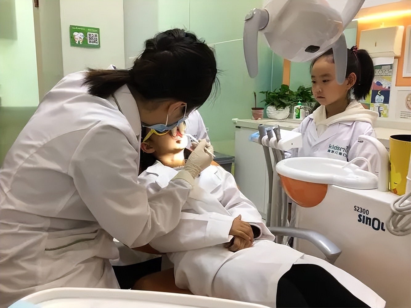 牙齿有了黑三角怎么办,牙齿出现黑三角怎么办12岁