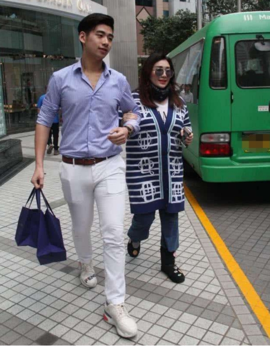 何超盈婚后低调,何超盈几岁结婚