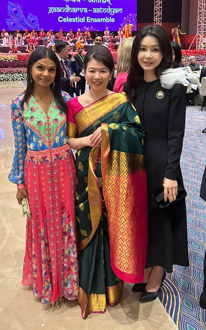 英第一夫人给老公打领带超甜！两套纱丽闪耀G20，比韩国夫人还闪