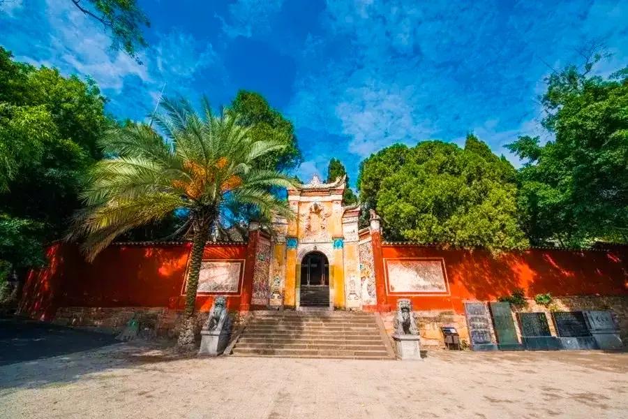 朝辞白帝彩云间中的白帝城指,早发白帝城和朝辞白帝彩云间