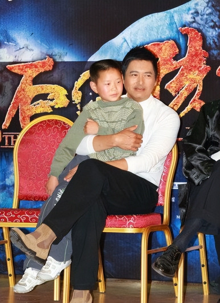 从未捐过钱的明星,周润发不为人知的心酸成长史