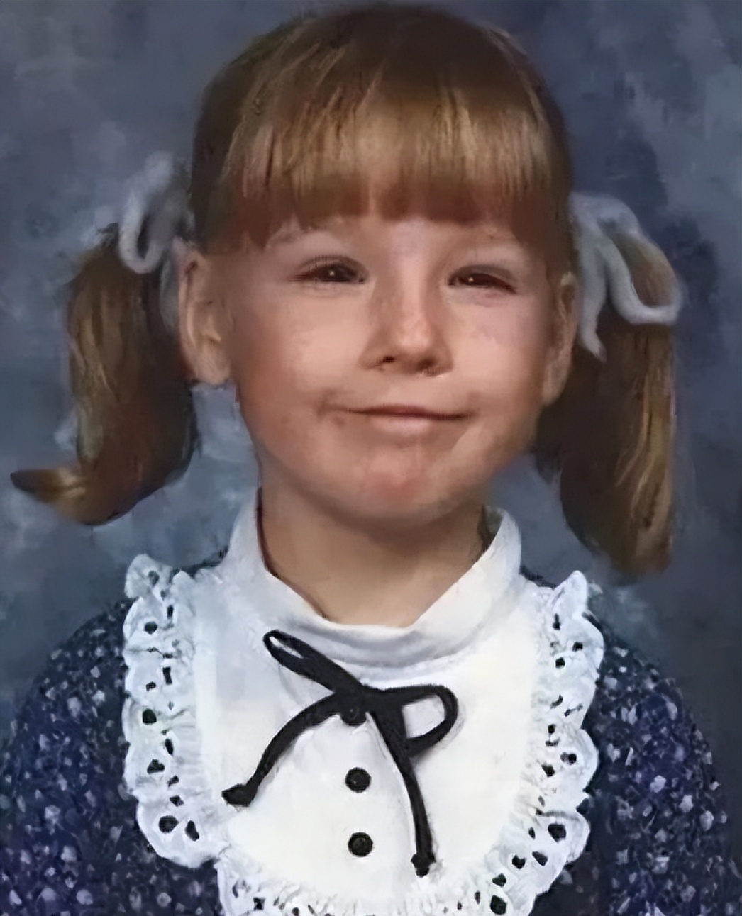 涓栫晫绗竴鑸炲绌跨传鑹茬殑瑁欏瓙,涓栫晫绗竴鑸炲鎯婅壋鍏ㄥ満鍥炴斁