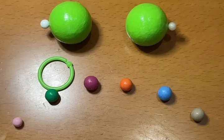 嘴咬胶带球，吞食水宝宝，网红玩具引发家长担忧：不是解压是危险