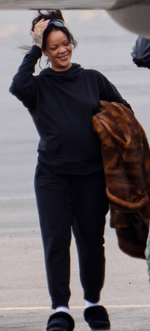 蕾哈娜露脐装,蕾哈娜穿貂