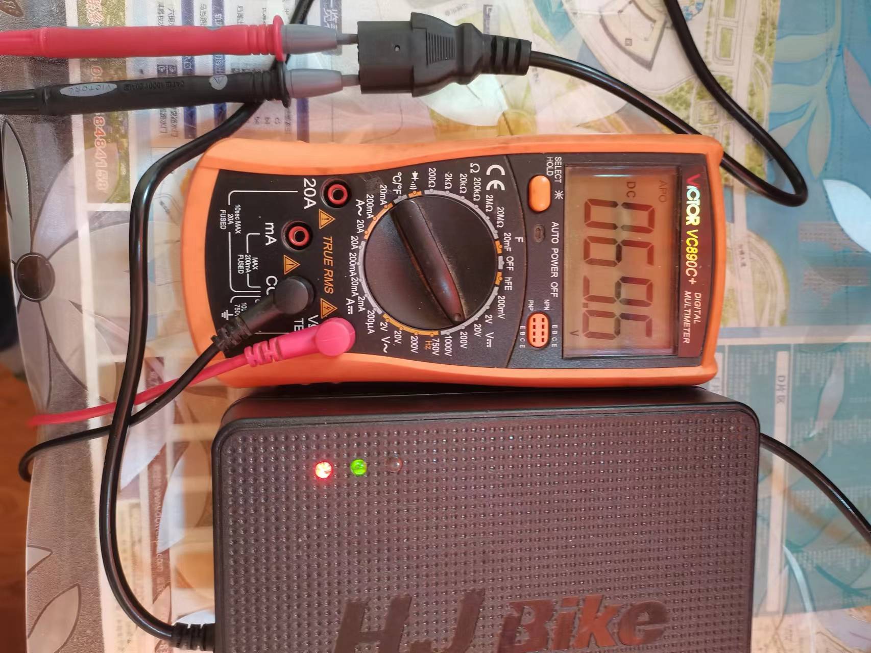 充电器红灯一闪一闪修复电池,电瓶车充电器亮绿灯不充电咋修复