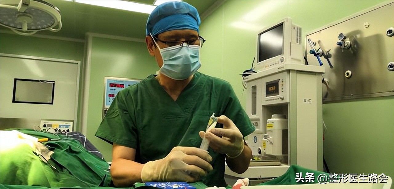 硅胶隆鼻后鼻尖发红怎么回事,单纯硅胶隆鼻一分钟搞定