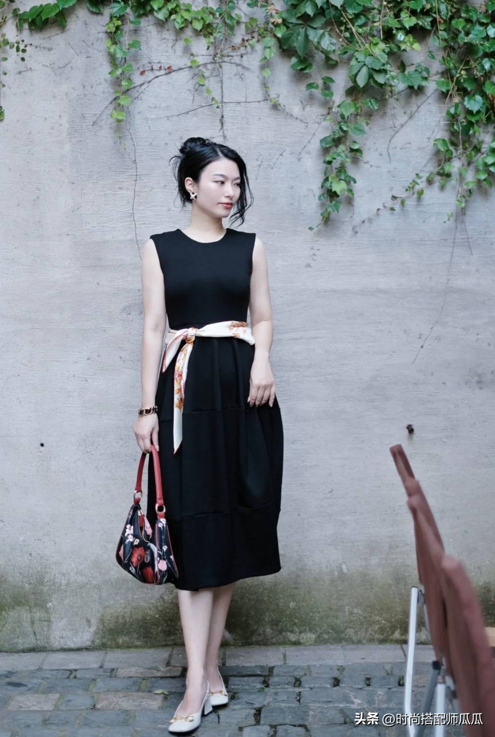 丝巾怎么穿才显得更有气质,土气又廉价的丝巾穿搭技巧