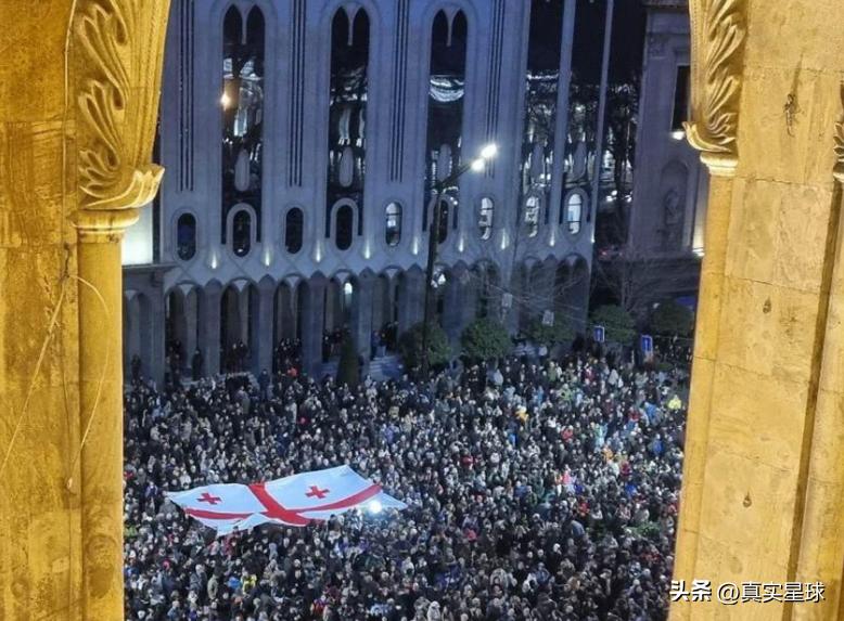 俄国后院小国大乱！格鲁吉亚国会惨遭暴民*攻围**，网民：美国又颠覆