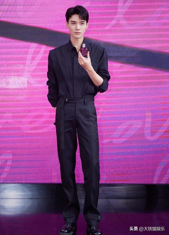 穿“黑衬衫”好看的男明星，只服这7位，个个长身玉立，贵气逼人