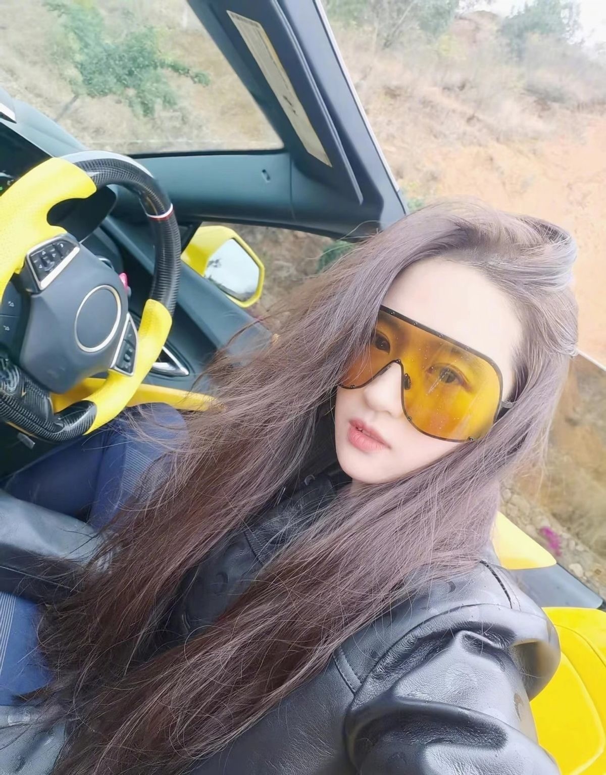 刘亦菲穿lv大衣走机场,刘亦菲一字带围巾