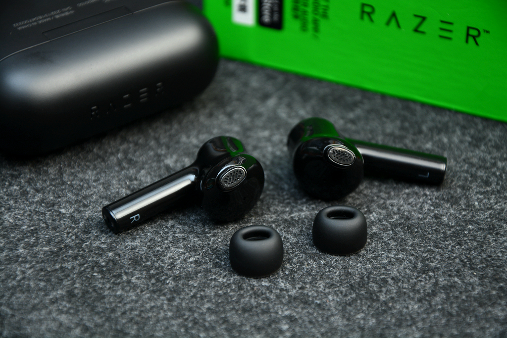 RGB灯、主动降噪，灯厂代表作，雷蛇战锤狂鲨真无线二代耳机开箱