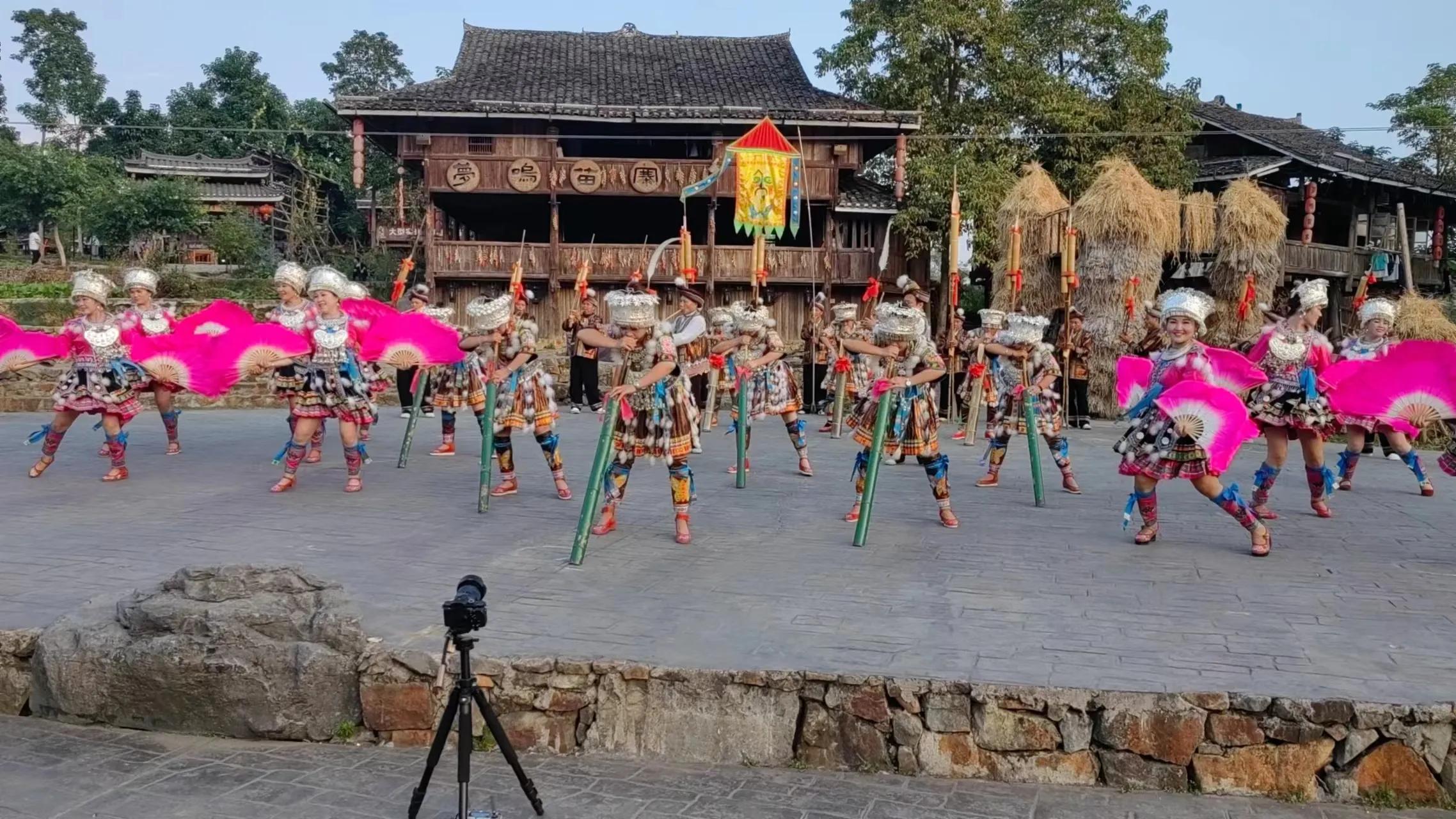 融水梦呜苗寨:夜景亮,美女多,是真的吗?